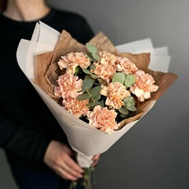 Персиковые диантусы (гвоздики) с эвкалиптом