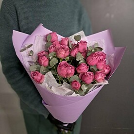 Пионовидные кустовые розы "Мисти Баблс" с эвкалиптом