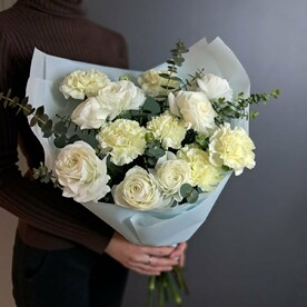 Молочные ранункулюсы (лютики) с диантусами и эвкалиптом