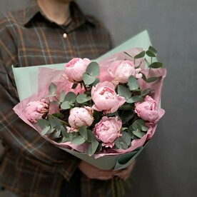 Клубничные пионы с веточками эвкалипта