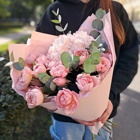 Нежная гортензия с кустовыми розами Джульетта и эвкалиптом