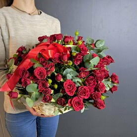 Яркие кустовые розочки в плетеной корзинке