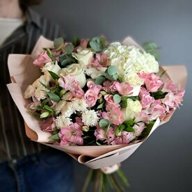 Нежные кустовые розочки с гортензией, сантини и альстромерией