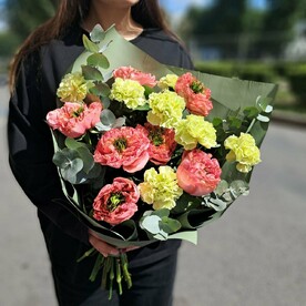 Пионовидные розы с сортовыми диантусами и эвкалиптом