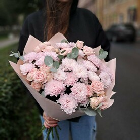 Хризантема кустовая, Роза пионовидная кустовая, Фисташка, Эвкалипт, Авторская упаковка