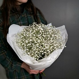 Стойкий букет из белоснежной гипсофилы