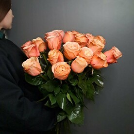 Персиковые пионовидные розы "Кахала" 25шт
