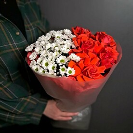 Яркие французские розы с ромашковыми хризантемами
