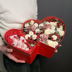 Подарочный набор с к Раффаэлло и цветочным ассорти для Любимой