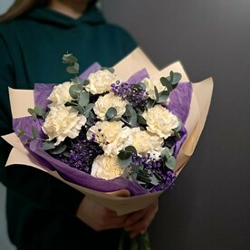 Лимонные диантусы с черничной гипсофилой