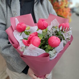 Пионы сорта "Корал Шарм" с эвкалиптом 5шт