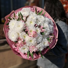 Кустовая хризантема, альстромерия и эвкалипт в нежном стойком букете