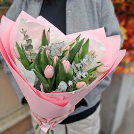 Нежно-розовые тюльпаны с веточками эвкалипта