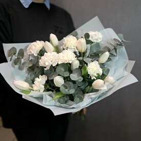 Букет из белых тюльпанов, диантуса и эвкалипта