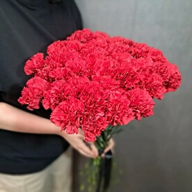 Траурный букет из красной гвоздики 40шт с атласной лентой