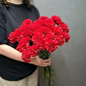 Красная гвоздика 30шт с чёрной атласной лентой
