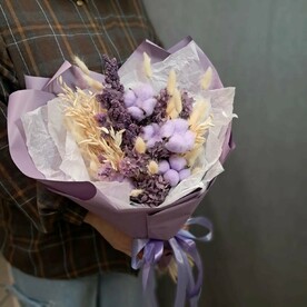 Букет нежных лавандовых сухоцветов в стильном оформлении