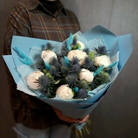 Молочные пионы с эрингиумом и лагурусом