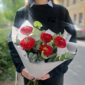 Букет с эксклюзивным розами сорта Ред Ай (Red Eye) с эвкалиптом