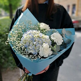Воздушный букет с пышной гортензией, белоснежными диантусами и гипсофилой