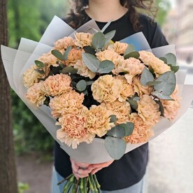 Карамельные диантусы с веточками эвкалипта