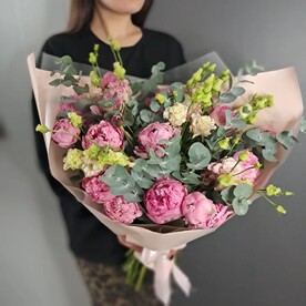 Роскошный букет из клубничных пионов и кружевной эустомы с веточками эвкалипта