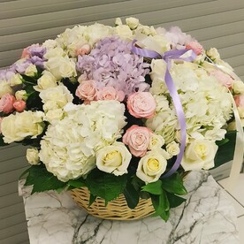 Роза одноголовая, Рускус, Роза пионовидная кустовая, Роза, Гортензия Гидрангия, Гортензия сиреневая, Оазис флористический, Корзина плетеная