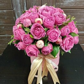 Роза пионовидная кустовая Мисти Баблс, Пиончики, Рускус, Эвкалипт, Шляпная коробка, Оазис