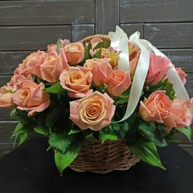 Роза мисс пигги, Рускус, Альстромерия, Корзина плетеная с флористическим оазисом