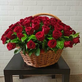 Роза, Рускус, Оазис, Корзина плетеная, Корзина плетеная с флористическим оазисом
