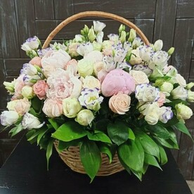 Роза, Рускус, Лизиантус Эустома, Пионы, Корзина плетеная с флористическим оазисом