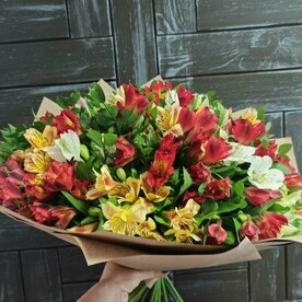 Альстромерия микс, Зелень декоративная, Крафт упаковка, Крафт