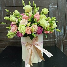 Зелень декоративная, Лизиантус Эустома, Роза пионовидная кустовая Мисти Баблс, Роза бомбастик, Роза леди бомбастик, Шляпная коробка, Оазис