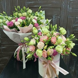 Роза пионовидная кустовая Мисти Баблс, Роза леди бомбастик, Роза бомбастик, Лизиантус Эустома, Зелень декоративная, Дизайнерская упаковка, Шляпная коробка, Оазис
