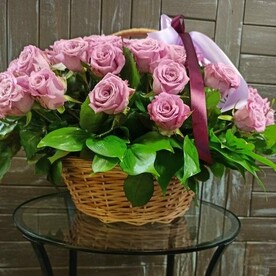 Роза, Рускус, Корзина плетеная с флористическим оазисом