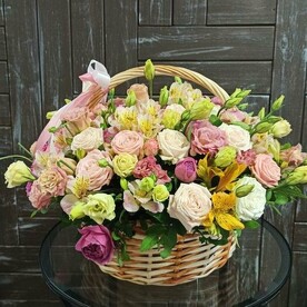 Роза пионовидная, Зелень декоративная, Лизиантус Эустома, Альстромерия, Оазис флористистический, Корзина плетеная, Корзина плетеная с флористическим оазисом