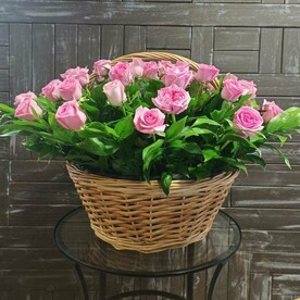 Роза, Рускус, Корзина плетеная с флористическим оазисом