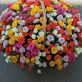 Роза кустовая микс, Большая плетеная корзина с флористическим оазисом