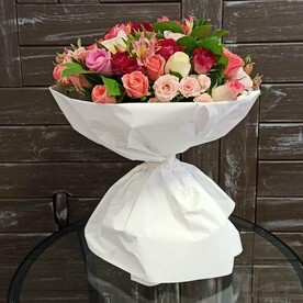 Роза микс, Роза кустовая, Альстромерия, Рускус, Дизайнерская упаковка