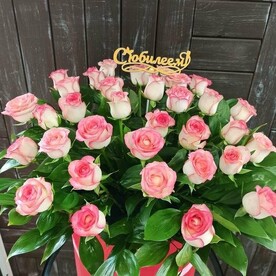Роза джумилия, Рускус, Топпер С юбилеем, Шляпная коробка, Оазис