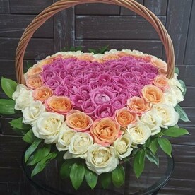 Роза микс, Рускус, Корзина плетеная с флористическим оазисом
