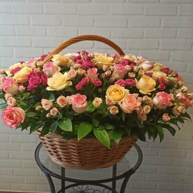 Роза кустовая микс, Роза микс, Рускус, Оазис флористистический, Корзина плетеная