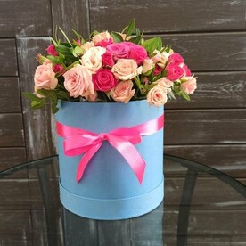 Роза кустовая микс, Зелень декоративная, Шляпная коробка, Оазис