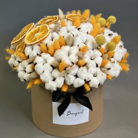Шляпная коробка с хлопком и апельсинами