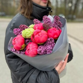 Букет пионов с сиренью
