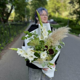 Букет гладиолусов с подсолнухами