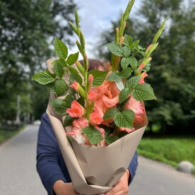 Букет из персиковых гладиолусов