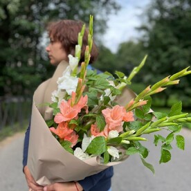 Букет из гладиолусов микс