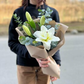 Букет из пионовидной лилии