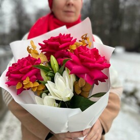 Букет из французских роз с лилией